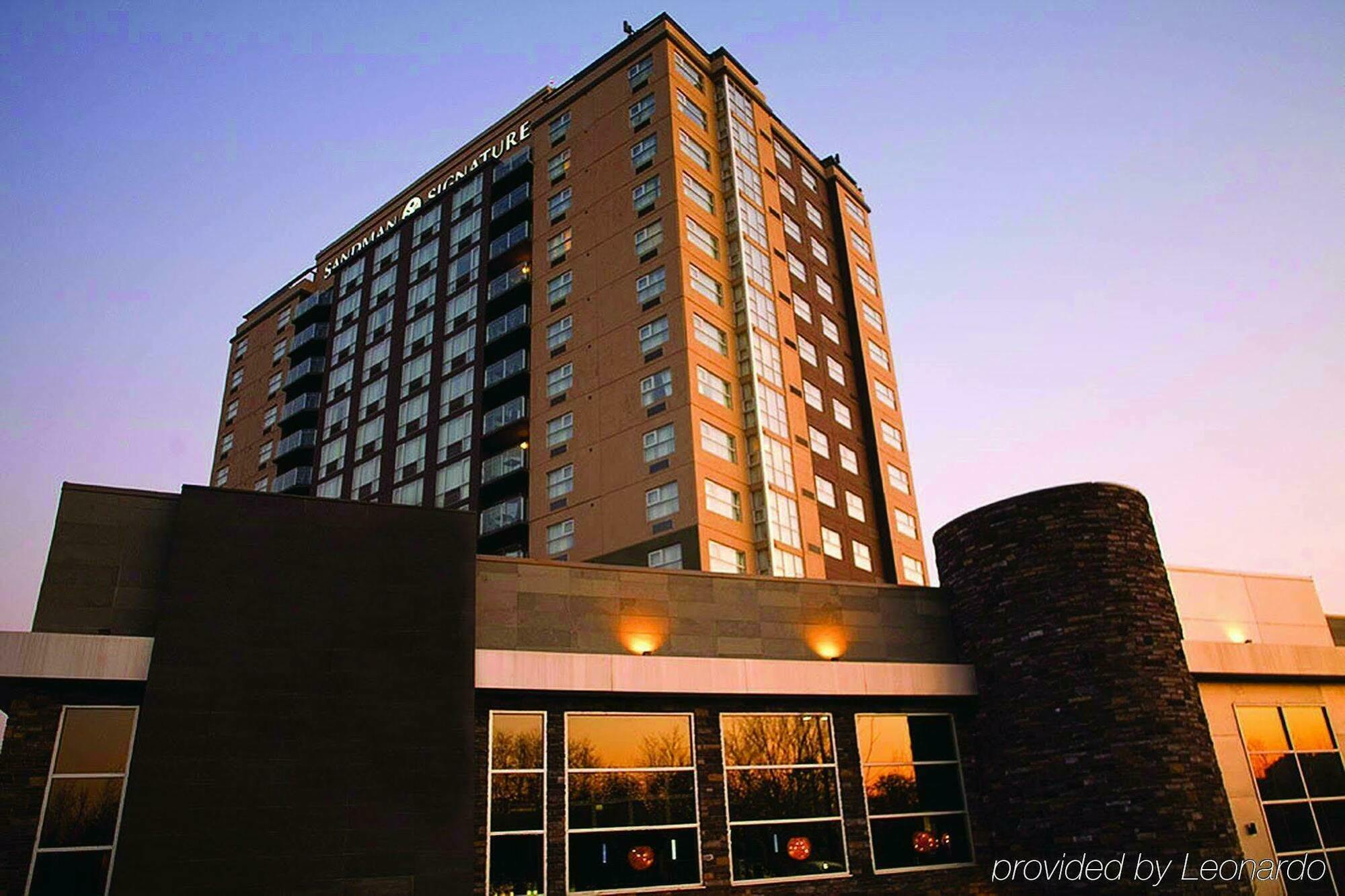 Sandman Signature Toronto Airport Hotel Exterior photo